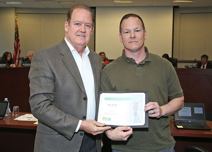 Student Trustee Esther Chian presents Paul Bloom with a certificate